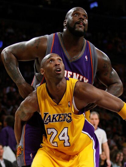 Kobe Bryant, de Los Lakers, y Shaquille O'Neal, de Phoenix Suns, luchan por un rebote durante un partido de la NBA en Los Ángeles el 26 de febrero de 2009.