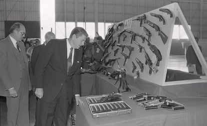 Ronald Reagan inspecciona armas confiscadas en Estados Unidos en 1982.