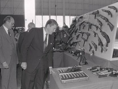 Ronald Reagan inspecciona armas confiscadas en Estados Unidos en 1982.