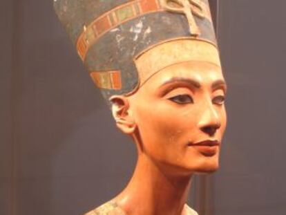 La corona del busto de Nefertiti fue pintada con "azul egipcio"