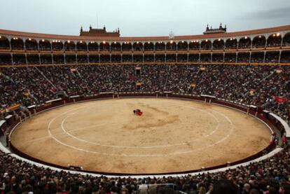 Una vista panorámica de la madrileña plaza de toros de Las Ventas, durante un festejo con el coso abarrotado<i>.</i>