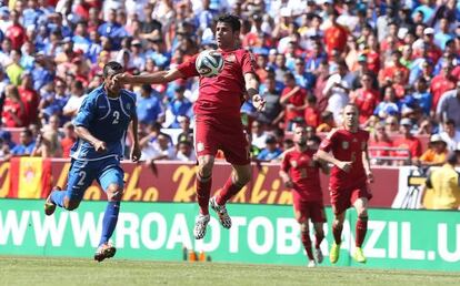Costa controla el bal&oacute;n ante El Salvador.