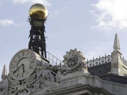 Reloj en la fachada de la sede del Banco de Espa&ntilde;a, en la Plaza de Cibeles en Madrid. 