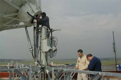 Trabajadores del grupo aeronáutico español Insa en una estación de seguimiento de satélites.