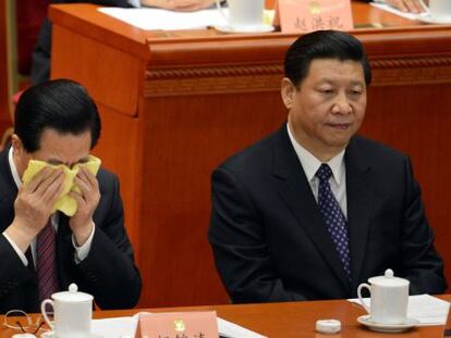El presidente chino saliente, Hu Jintao, se refresca la cara junto a su sucesor, Xi Jinping, en la Conferencia pol&iacute;tica consultiva en el Palacio del Pueblo de Pek&iacute;n. 