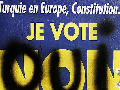 La palabra <i>sí</i> escrita sobre un cartel del ultraderechista Frente Nacional que llama a favor del <i>no,</i> en Saint-Restitut.