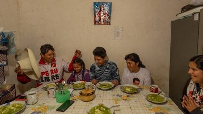 Pedro Castillo reza con junto a su esposa Lilia, y sus tres hijos Alondra, Arnold y Jennifer antes de tomar una sopa verde, plato tradicional de Cajamarca, Perú.