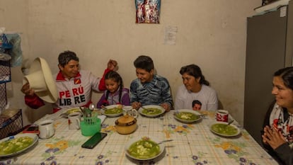 Pedro Castillo reza con junto a su esposa Lilia, y sus tres hijos Alondra, Arnold y Jennifer antes de tomar una sopa verde, plato tradicional de Cajamarca, Perú.