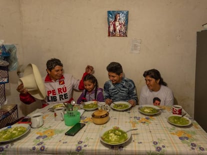 Pedro Castillo reza con junto a su esposa Lilia, y sus tres hijos Alondra, Arnold y Jennifer antes de tomar una sopa verde, plato tradicional de Cajamarca, Perú.