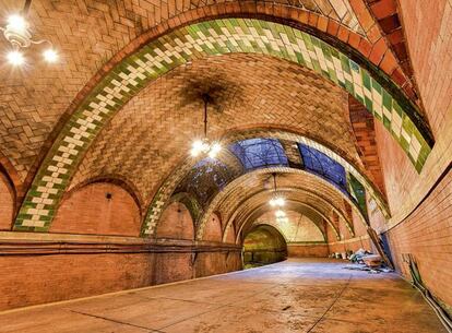 <strong>Lo que es.</strong> Un grupo de banqueros con sombrero de copa, bigote y abrigo largo fueron los primeros viajeros de esta estación de metro en curva. Cuando esta parada diseñada por el valenciano Rafael Guastavino, se inauguró en 1904, los pasajeros viajaban al descubierto. 41 años después cerró por falta de seguridad.
<strong>Lo que podría ser.</strong> Para Dani Freixes, de Varis Arquitectes, la propia arquitectura de la estación es un museo. Y añade: “Art noveau', racionalismo y vanguardismo podrían ser acogidos con naturalidad en este nuevo museo”. Para Freixes, el núcleo del museo serían esculturas, tanto antiguas como contemporáneas. "También ferrocarriles metropolitanos, maquetas de trenes Marklin o muebles de época", remacha.