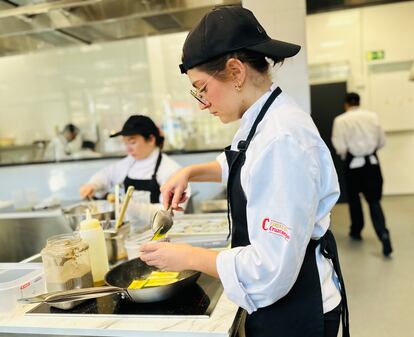 Los alumnos de Talento Cruzcampo aprenden de primera mano de experimentados profesionales.