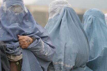 Mujeres afganas cubiertas con el burka en Kabul.