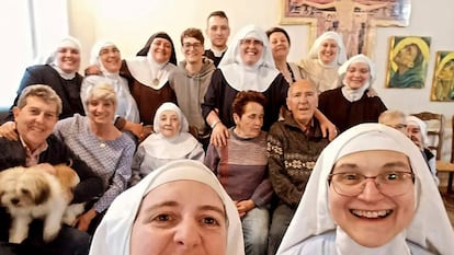 Las religiosas Clarisas del Monasterio de Belorado (Burgos) con sus familias