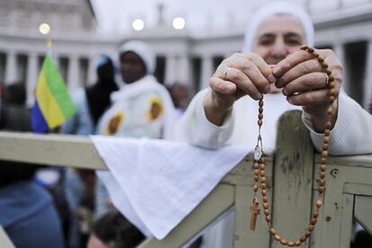 Una monja reza el rosario en la plaza de San Pedro antes del comienzo de la ceremonia de canonización.