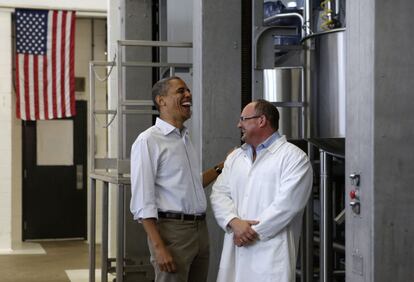 En su segundo día de campaña en el autobús electoral, Obama charla con un empleado de una empresa de alimentación en Boardman (Ohio).