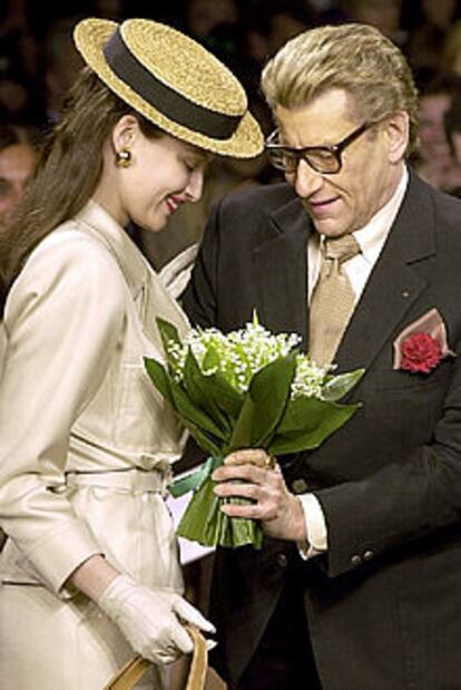 Yves Saint Laurent recibe un ramo de Laetitia Casta.