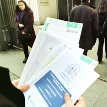 Contribuyentes ante una oficina de la Agencia Tributaria en Madrid