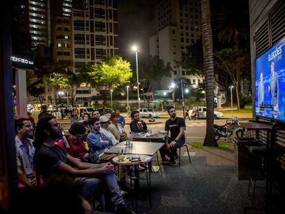 2022 10 16, Terreo Bar, São Paulo. Pessoas assistem ao Debate presidencial 2o turno Lula e Bolsonaro.