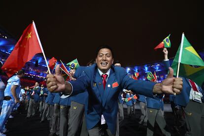 Atleta da delegação chinesa na abertura dos Jogos Rio 2016 no estádio do Maracanã.