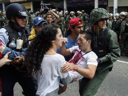 Un estudiante es retirado, en febrero pasado, al resultar herido durante una protesta en Venezuela.