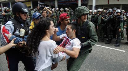 Un estudiante es retirado, en febrero pasado, al resultar herido durante una protesta en Venezuela.