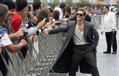 El actor, Patrick Criado, atiende a sus admiradores tras presentar su película La virgen roja que compite en la Sección Oficial del  Festival de Cine de San Sebastián, este domingo. 
