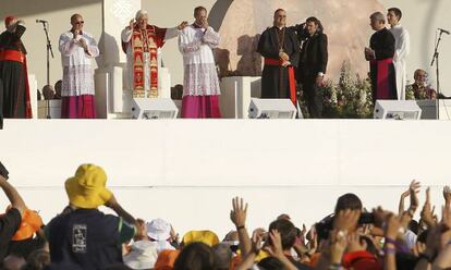 El Papa saluda a los peregrinos congregados en Cibeles.
