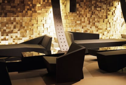 Orquestado por el interiorista Raphael Navot, todo el mobiliario fue diseñado en exclusiva para el local, como la serie de asientos asimétricos 'Black Birds' en los salones.