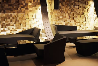 Coordinated by interior designer Raphael Navot, all the furniture was designed exclusively for the venue, such as the series of asymmetrical blackbird seats in the lounges.