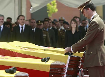 el Príncipe Felipe ha impuesto sobre cada uno de los féretros, cubiertos con la bandera española, la Medalla al Mérito Militar con distintivo amarillo, concedida a título póstumo, a cada uno de los soldados fallecidos.