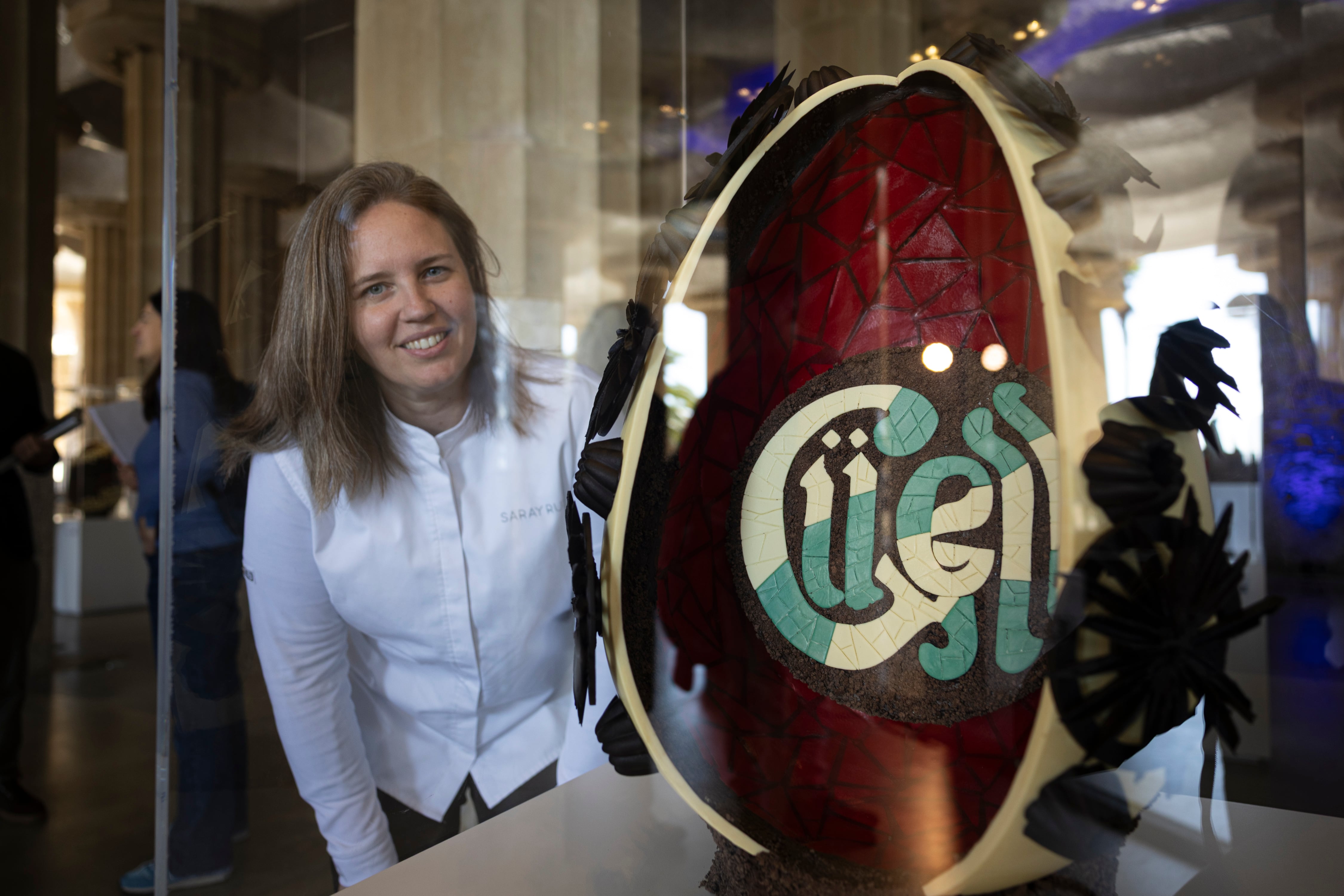 La pastelera Saray Ruiz con su propuesta de huevo inspirado en Gaudí.