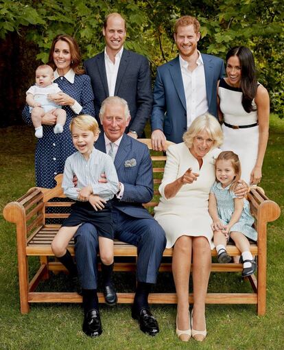 En conmemoración por el 70º cumpleaños del príncipe Carlos, el 14 de noviembre del pasado año, Clarence House (su residencia oficial) lanzó un retrato con todos los miembros de su familia. En el banco, sentados, Carlos y Camila con Jorge y Carlota, sus nietos, tercero y cuarto en la línea de sucesión al trono británico. Arriba, de pie, sus hijos y nueras: los duques de Cambridge, Kate, con el príncipe Luis (nacido el pasado abril y quinto en la línea de sucesión al trono) en brazos y Guillermo; y los duques de Sussex, Enrique y Meghan.