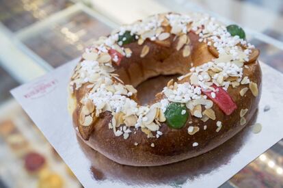 Elaborado por el pastelero barcelonés Oriol Balaguer, con pastelerías en Barcelona, firma su tradicional roscón de Reyes también en La Duquesita, en Madrid. En versión de brioche sin relleno, nata, trufa o crema tostada y decorados con frutas escarchadas-naranja, melón y cereza-almendra y dos azúcares. 250 gramos, 15 euros, 500 gramos, 26 euros. www.laduquesita.es. www.oriolbalaguershop.com.