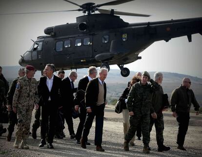 El ministro de Defensa, Pedro Morenés; el secretario general de la OTAN, Jens Stoltenberg; el Consejo Atlántico, y el Comité Militar, han visitado el campo de maniobras de San Gregorio (Zaragoza).