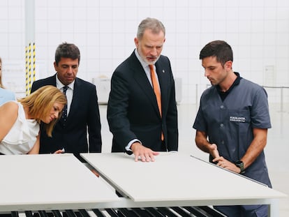 Felipe VI celebró ayer, en Vila-real (Castellón), el medio siglo de historia de la azulejera castellonense Porcelanosa con una visita a parte de las instalaciones industriales de la empresa y una foto grupal con directivos y empleados. El Rey fue recibido por el presidente de la Generalitat, Carlos Mazón; la delegada del Gobierno, Pilar Bernabé, y los principales directivos de la multinacional, entre ellos su presidente, Héctor Colonques. “Para nosotros es muy importante esta visita a una firma totalmente española y familiar. Tenemos una sólida presencia internacional con más de 1.000 puntos de venta en 134 países”, afirmó Colonques.