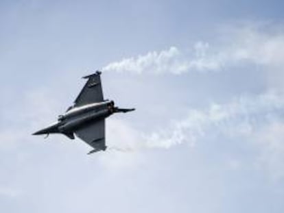 En la imagen de archivo, un caza Rafale participa en la primera jornada del Salón Aeronáutico y del Espacio de Le Bourget, al norte de París, Francia.