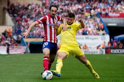 Juanfran intenta regatear a Jokic