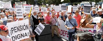 Manifestación de pensionistas en Madrid, a las puertas del Congreso de los Diputados.