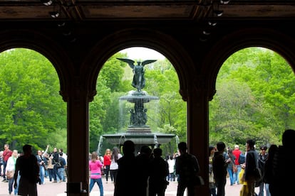 Los pasajes arqueados de la Bethesda Terrace, coronada por la fuente de Bethesda, son un punto de encuentro habitual entre los neoyorquinos. Rematada por el Ángel de las aguas, la fuente es una de las más grandes de Nueva York y fue creada por la bohemia escultora feminista Emma Stebbins, en 1868.
