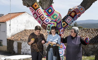 Tres señoras de Salvaterra do Extremo hacen ganchillo para los árboles.