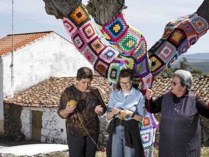 Tres señoras de Salvaterra do Extremo hacen ganchillo para los árboles.