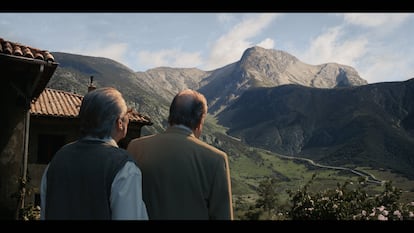Fotograma de 'Parenostre'. Mossèn Ballarín i Jordi Pujol contemplen el Pedraforca des de Gósol