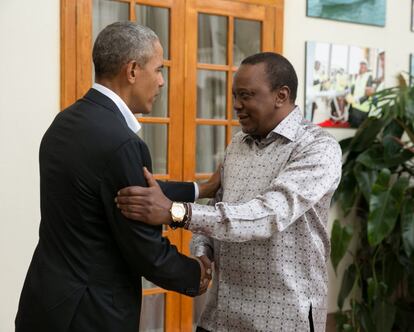 El presidete de Kenia, Uhuru Kenyatta (dcha.) recibió el domingo a Barack Obama, en su residencia oficial en Nairobi. El expresidente estadounidense también se reunió con el líder de la oposición, Raila Odinga. "Ha sido un gran placer darle la bienvenida de nuevo, Barack Obama", publicó Kenyatta en su cuenta de Twitter junto a imágenes del encuentro entre ambos.