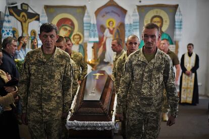 Varios militares portan el féretro con los restos de Vladislav Sopronchuk en la iglesia de San Miguel de la localidad de Novograd-Volinski, en la región de Yitómir