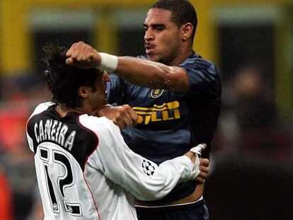 Adriano intenta golpear a Caneira durante un partido de Liga de Campeones en 2004.