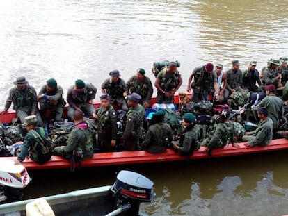 Fotografia cedida pelo Bloco Sul das FARC, do domingo 29 de janeiro, de seus integrantes viajando pelo rio Mecaya em Putumayo.