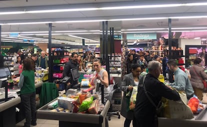 Los supermercados de Madrid rebosaban de gente este martes por la mañana, minutos después de la apertura.