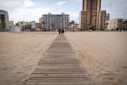 La playa de Gandia, este viernes, sin servicios públicos.