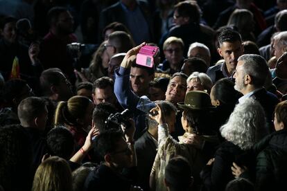 El presidente del Gobierno en funciones y candidato, Pedro Sánchez, se fotografía con simpatizantes en el mitin de cierre de campana en Barcelona.