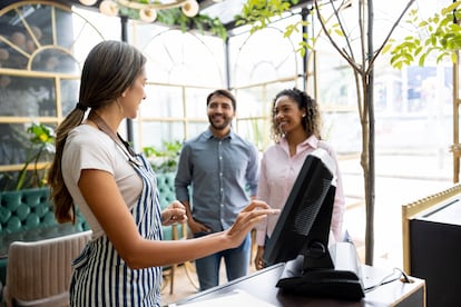 El beneficio y la eficiencia empresarial se pone por encima de la experiencia del cliente, algo que está relacionado con el turismo masivo.